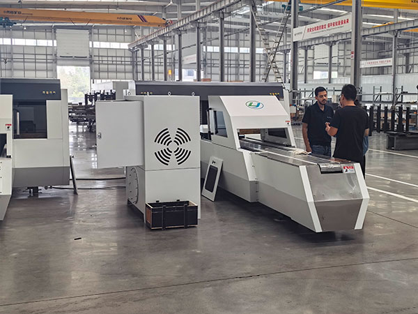 an-overseas-client-visited-our-workshop.jpg